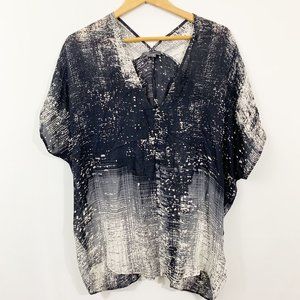 Vince Abstract Silk Pullover Blouse V Neck Black and White Dolman Sleeve Size L